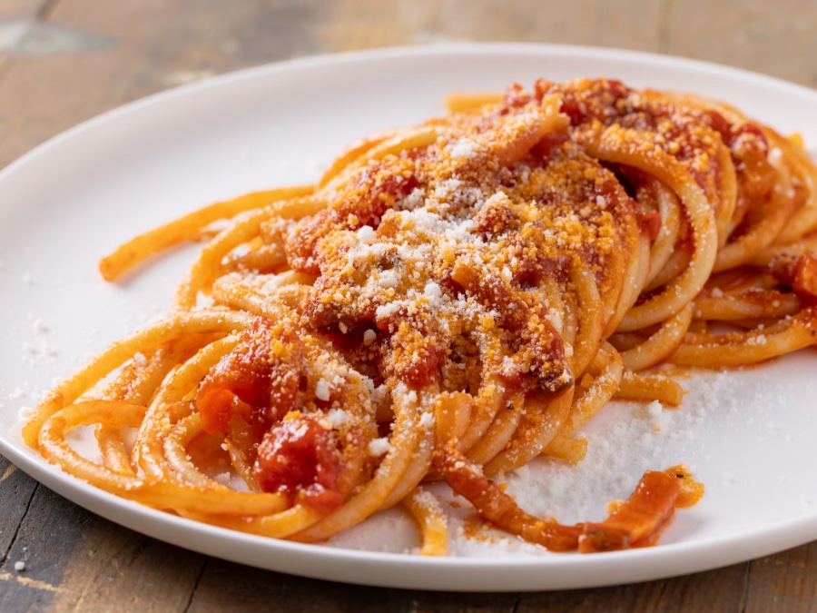 L’Arte dell’Amatriciana Tradizionale: Segreti, Sugo e Gusto Autentico